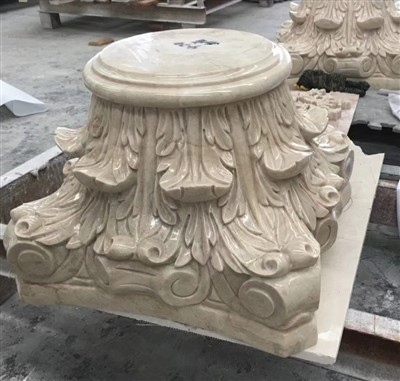 Piliers en pierre sculptée